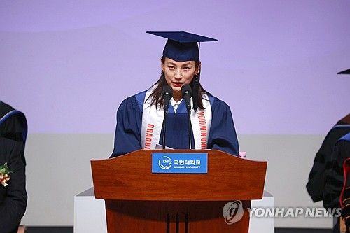 가수 이효리, 모교에서 졸업식 축사