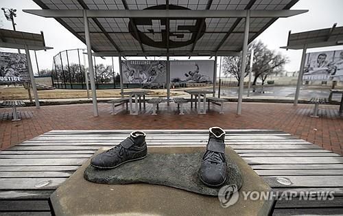 발목만 남은 재키 로빈슨 동상