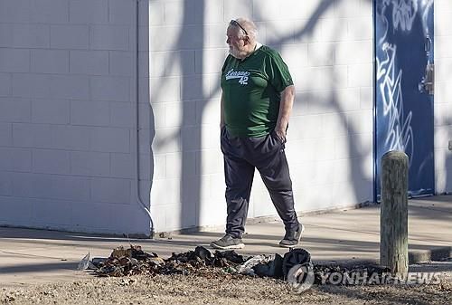 불에 탄 채 발견된 로빈슨 동상 잔해