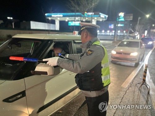 음주 단속 중인 경찰