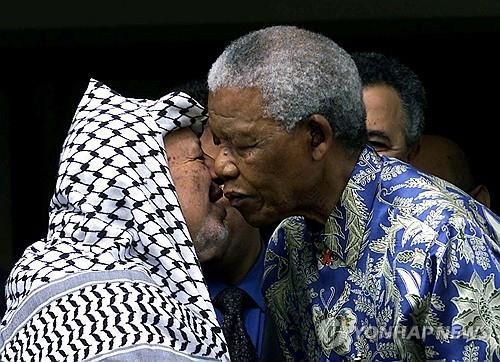 2001년 5월 남아공 프리토리아에서 만난 아라파트(왼쪽)와 만델라