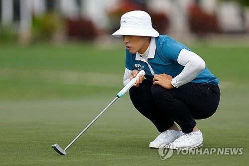 신중하게 그린을 읽은 양희영.