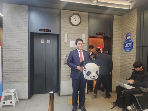 '푸바오' 탈 들고 면접장 찾은 홍정석 용인을 예비후보