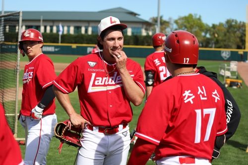 추신수와 대화하는 SSG 새 외국인 투수 더거