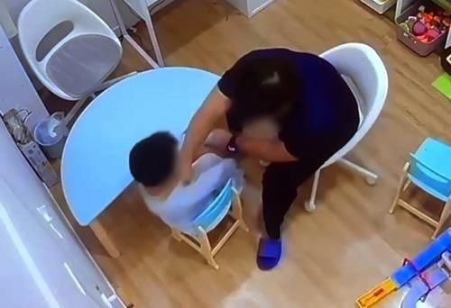 원생 명치 부근 주먹으로 때리는 A씨