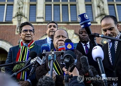 국제사법재판소(ICJ) 앞에서 기자회견하는 남아공 외무장관