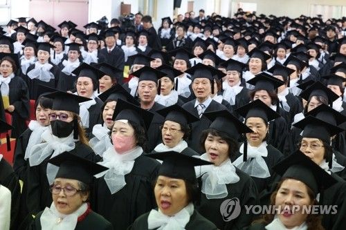 애국가 부르는 청암중고등학교 졸업생들