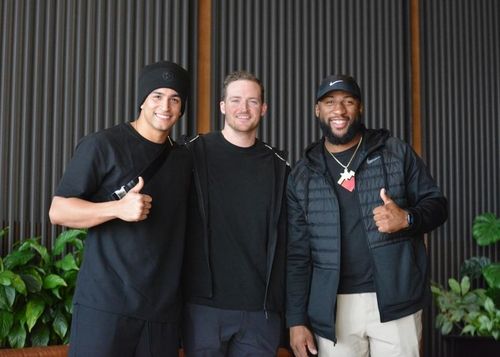 포즈 취하는 kt wiz 외국인 선수들