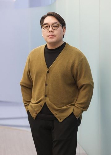 포즈 취하는 지휘자 이든