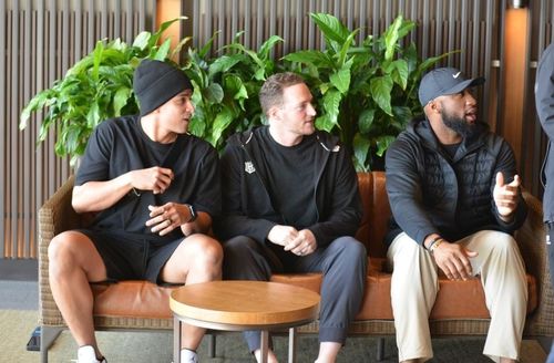 나란히 앉은 쿠에바스, 벤자민, 로하스