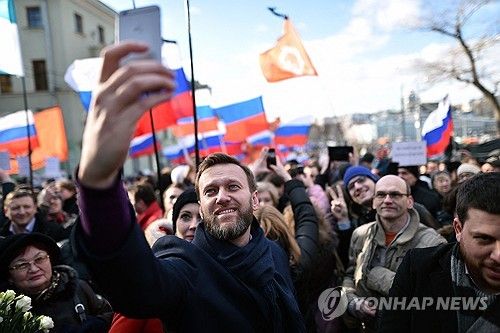 시민과 기념사진 찍는 나발니