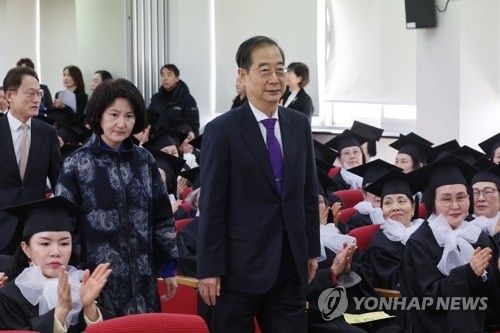청암중고 졸업식 참석한 한덕수 국무총리