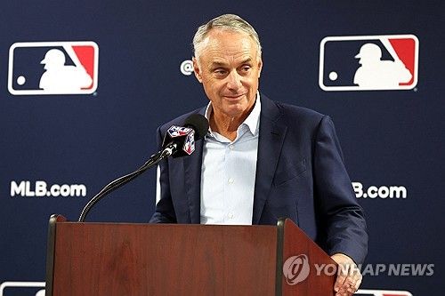 기자회견 하는 롭 맨프레드 커미셔너