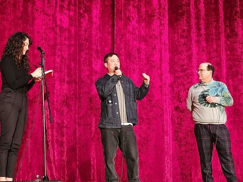 관객과 대화하는 장재현 감독(가운데)