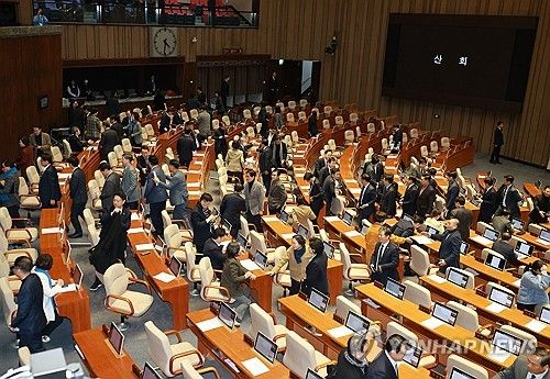 '쌍특검법' 국회 본회의 통과...퇴장하는 야당의원들