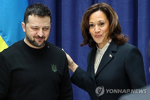 (뮌헨 로이터=연합뉴스) 볼로디미르 젤렌스키 우크라이나 대통령(왼쪽)과 카멀라 해리스 미국 부통령이 17일(현지시간) 기자회견을 하고 있다. 2024. 2. 17