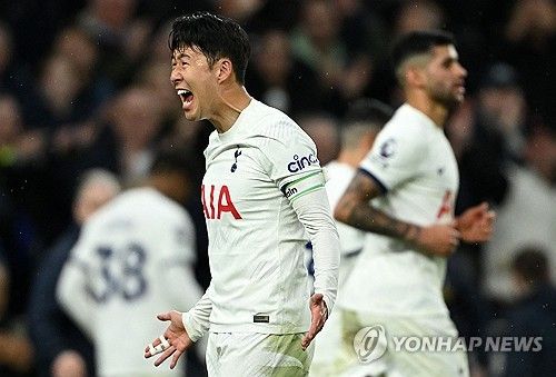 브라이턴과의 경기에서 도움 작성 후 기뻐하는 손흥민