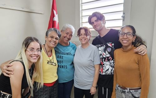 환한 미소 짓는 쿠바 한류 커뮤니티 임원진