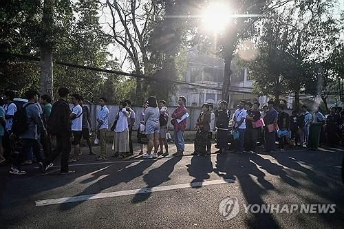 비자를 얻기 위해 주미얀마 태국대사관 앞에 줄지어 서 있는 시민들