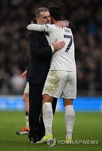 토트넘의 안지 포스테코글루 감독과 손흥민