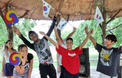 태극기와 태극 문양 부채 든 쿠바 한류 팬들