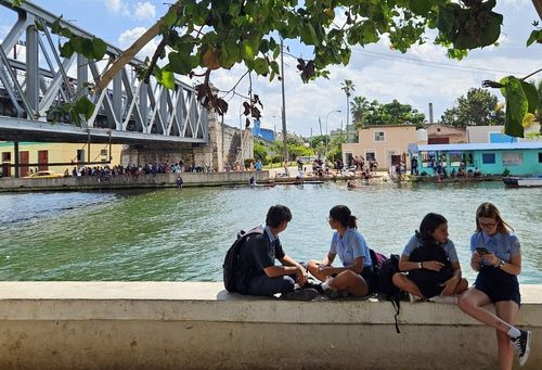 나무 그늘 아래 쿠바 학생들