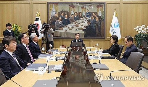 금통위 주재하는 이창용 한국은행 총재