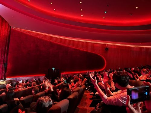 손뼉 치는 관객들