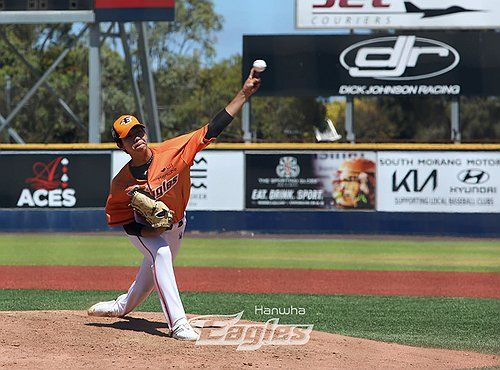 스프링캠프 청백전에서 투구하는 황준서