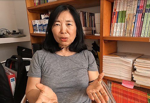 인터뷰하는 정호현 한글학교장