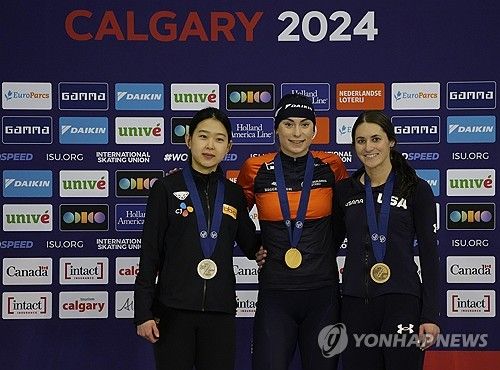 지난 17일 2024 ISU 스피드스케이팅 종목별 세계선수권 여자 500ｍ에서 준우승한 김민선(맨왼쪽)
