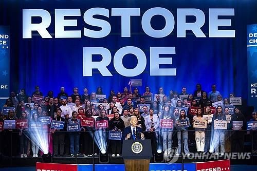 유세서 '낙태권 보호' 강조하는 바이든 