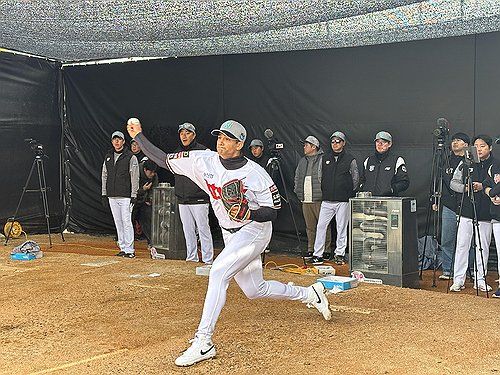 불펜 투구하는 쿠에바스