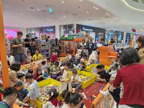 레고 '팝업 존'에 몰린 어린이들