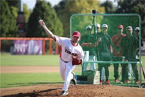 프로야구 KIA 새 외국인 투수 크로우·네일, 첫 라이브 피칭