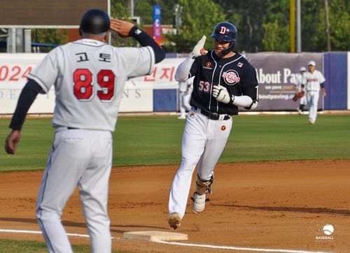 홈런을 치고 베이스를 도는 양석환
