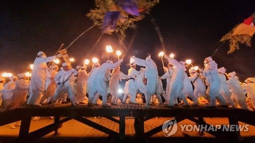 "다리 밟으며 건강 기원해요"