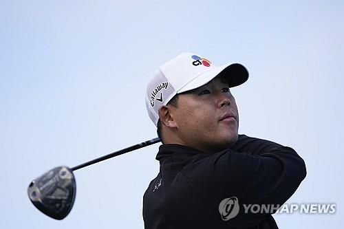 티샷한 볼의 궤적을 쫓는 김시우.