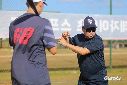 선수를 지도하는 김태형(오른쪽) 감독