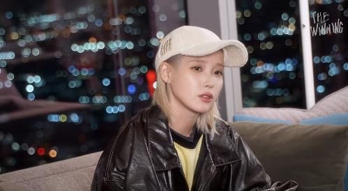 인터뷰하는 아이유