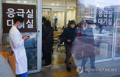 붐비는 응급실 대기실