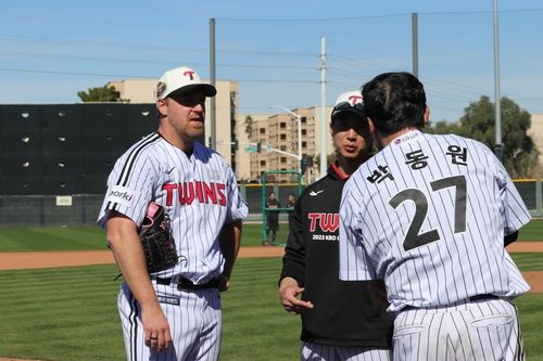 첫 라이브 투구 후 포수 박동원과 얘기 나누는 엔스