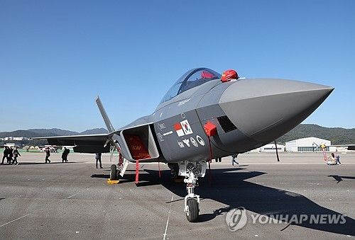ADEX 전시장의 국산 전투기 KF-21