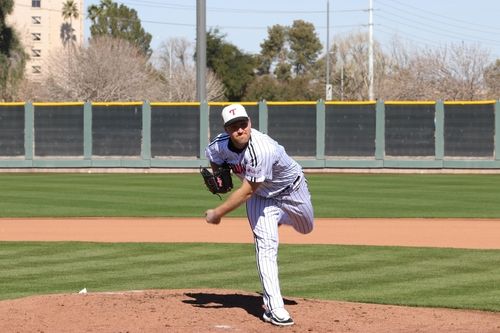 첫 라이브 투구에서 역투하는 LG 엔스