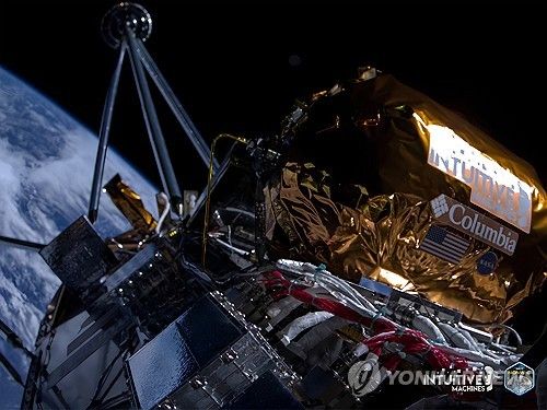 우주를 비행 중인 달 착륙선 오디세우스 