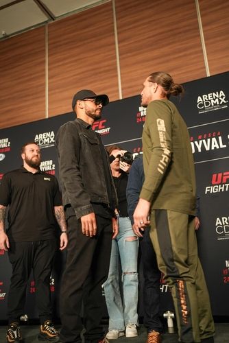 경기를 앞둔 오르테가(오른쪽)과 야이르 로드리게스