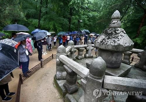 관광지 설명하는 문화관광해설사