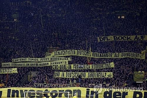 걸개 들고 항의하는 도르트문트 팬들