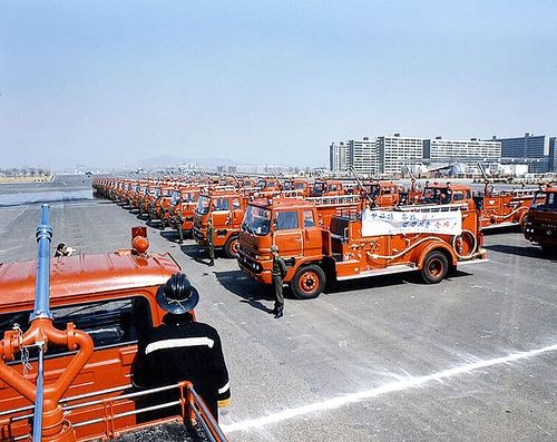 최초 국산소방차 인수식(1977년).