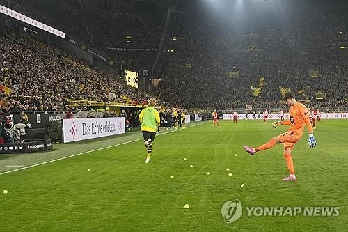 그라운드에 던져진 테니스 공 차는 도르트문트의 그레고르 코벨 골키퍼